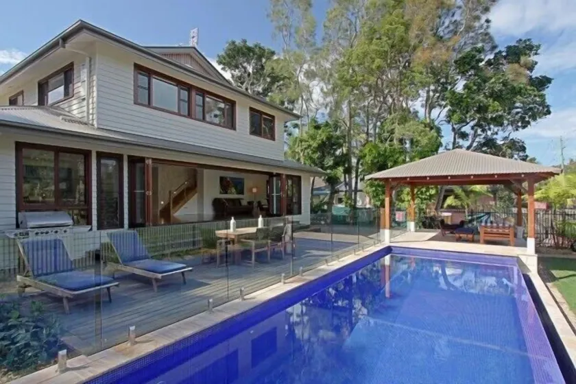 Away Guesthouse- Away on Shirley Lane - Image 1