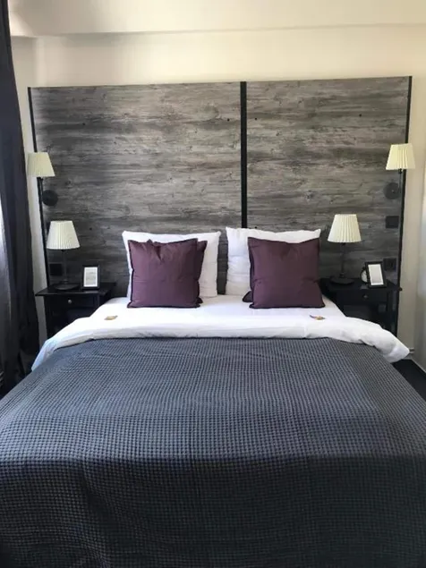 Hamburg Room - Image 1