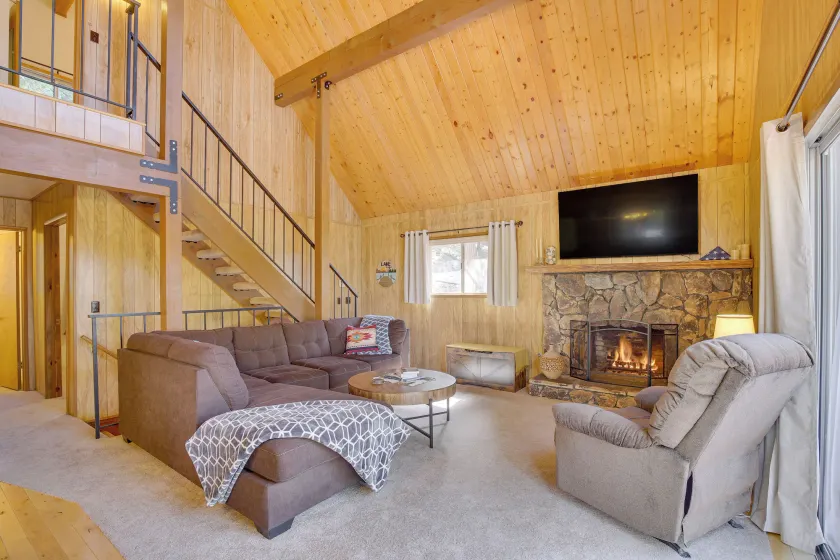 Woodsy Lake Arrowhead Cabin w/ Fire Pit Table - Image 1