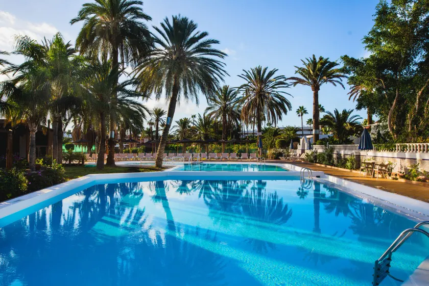 HL Miraflor Suites Hotel - Image 1