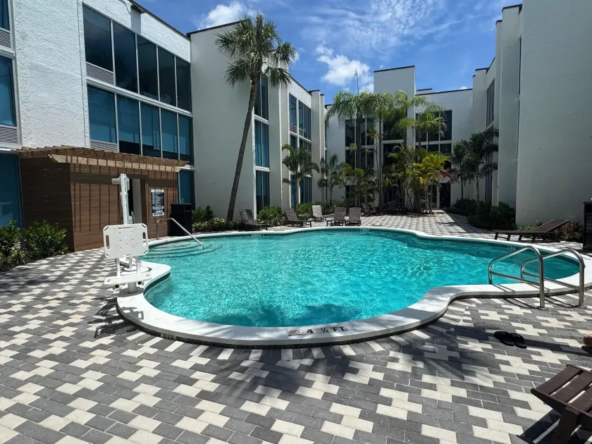 Tropical Palms Hotel - Image 1