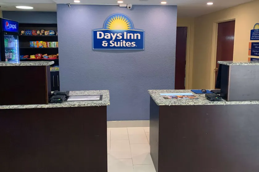 Days Inn & Suites by Wyndham Tampa/Raymond James Stadium - Hall