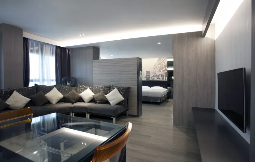 M1 North Point Hotel - Image 1