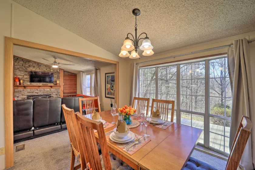 Deck + 2 Fire Pits: Riverfront Spruce Pine Rental! - Interiør