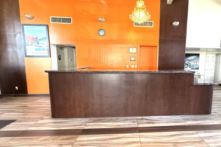 Howard Johnson by Wyndham Phoenix Airport/Downtown Area - Image 1