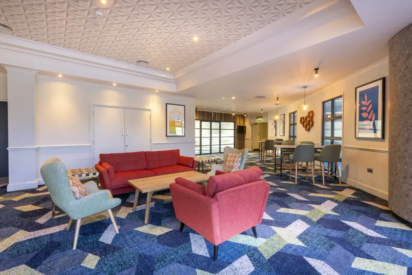 Holiday Inn London Sutton by IHG - Siddeområde i lobbyen