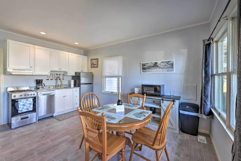 Serene West Cape May Getaway: Walk to Beach! - Innvendig