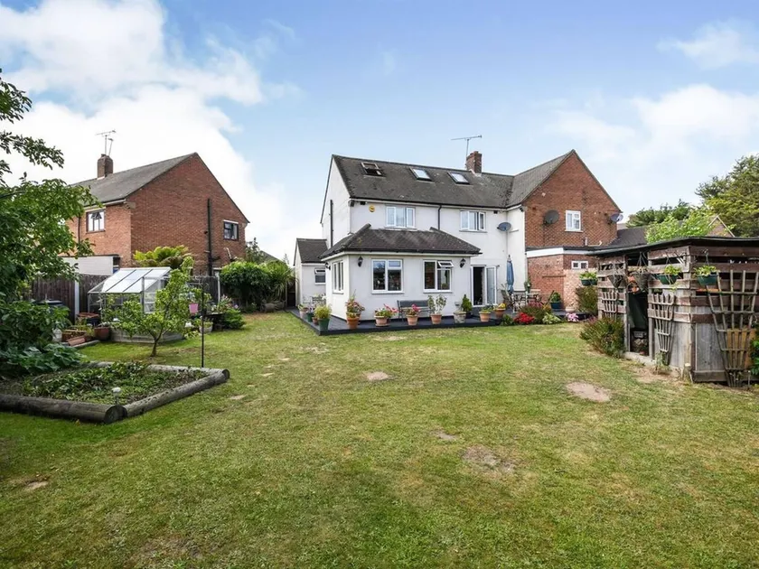 Specious 3bed property with parking & large garden - Image 1