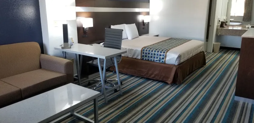 HomeBridge Inn and Suites - Image 1