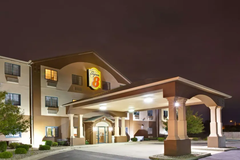 Super 8 by Wyndham South Bend - Image 1