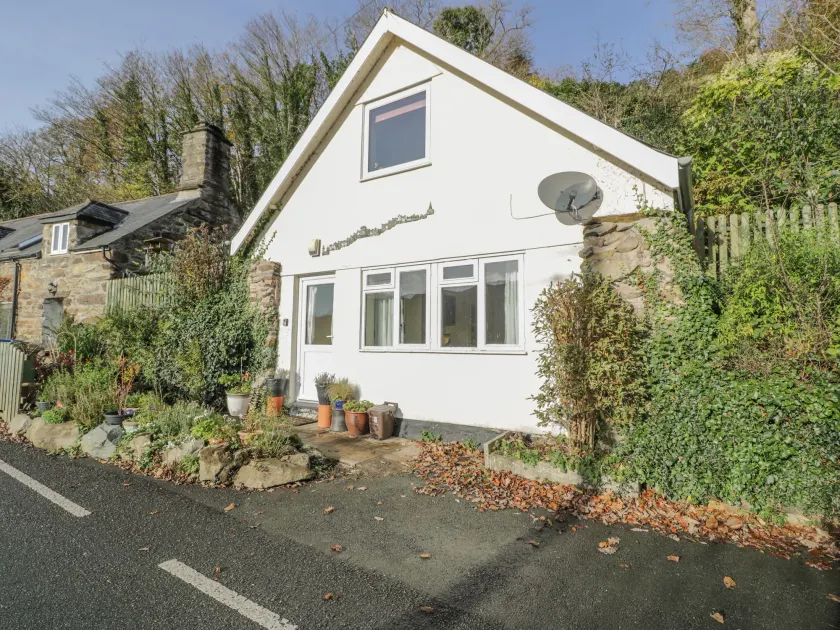 Bryn Melyn Artist's Cottage - Image 1