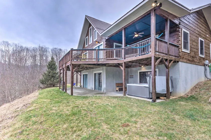 Quaint Creston Hideaway w/ Mtn Views & Hot Tub! - Interior