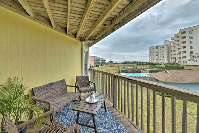 Bright Emerald Isle Condo w/ Private Beach Access! - Interiør