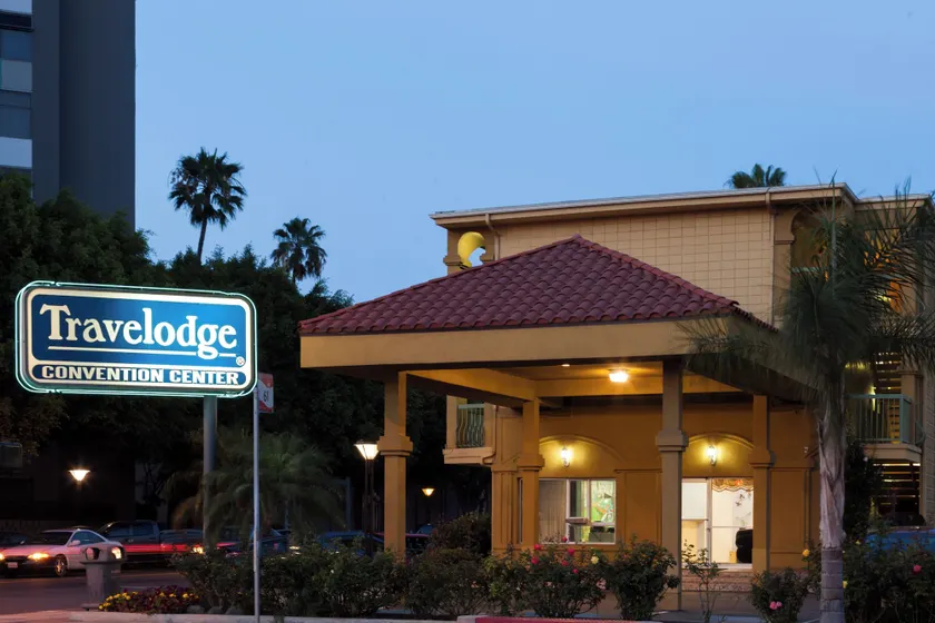 Travelodge by Wyndham Long Beach Convention Center - Image 1