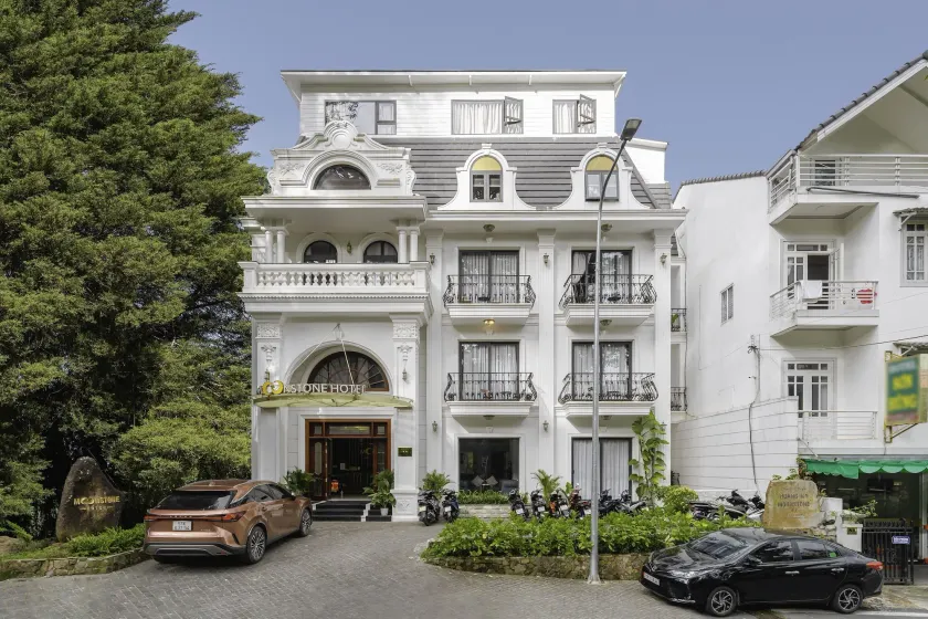TTR Moonstone Apart Hotel - Image 1