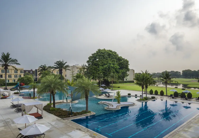 Eastin Thana City Golf Resort Bangkok Free Scheduled Shuttle from Hotel to Suvarnabhumi Airport - Image 1