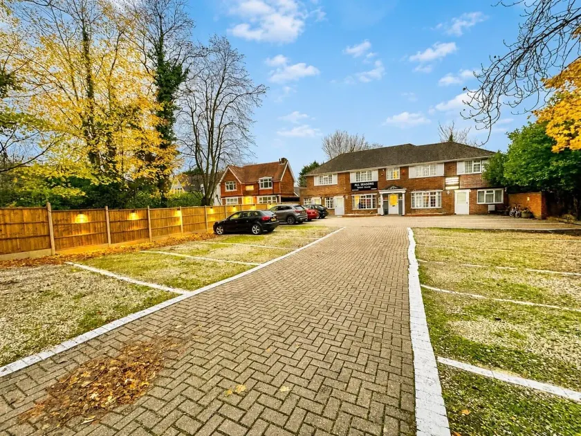 All Seasons Gatwick Guest House & Parking - Image 1