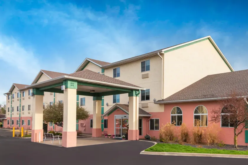 Baymont by Wyndham Galesburg - Image 1