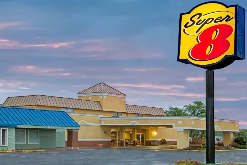 Super 8 by Wyndham Wheat Ridge/Denver West - Image 1