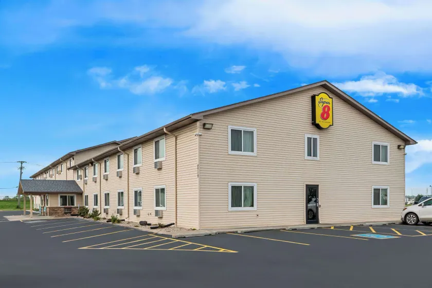 Super 8 by Wyndham Council Bluffs IA Omaha NE Area - Image 1