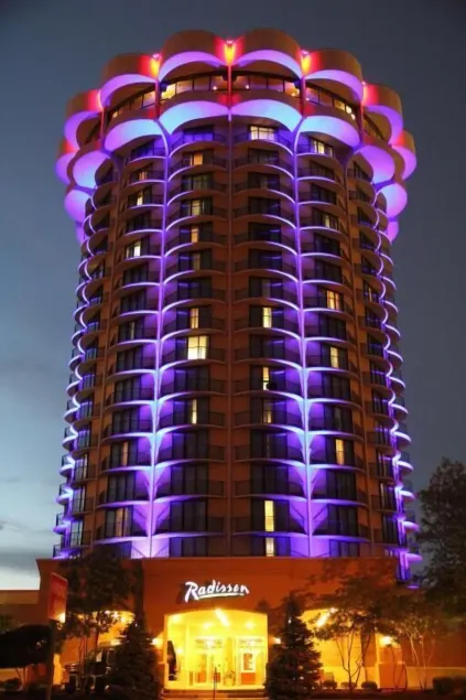 Radisson Hotel Cincinnati Riverfront - Image 1