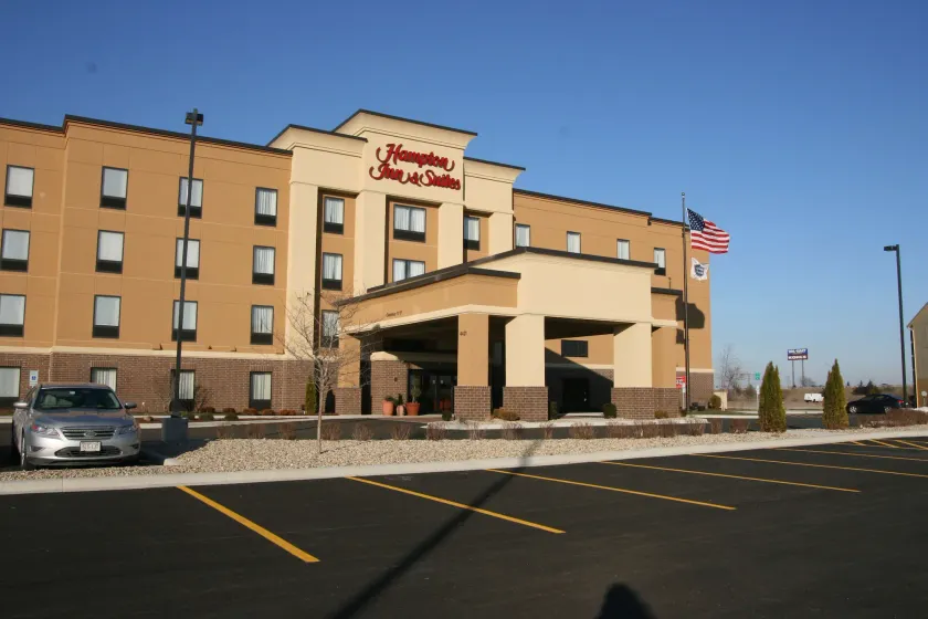 Hampton Inn & Suites Peru - Image 1