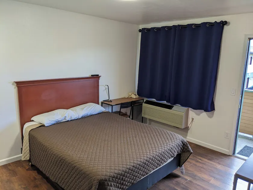 K&E Motor Inn - Image 1