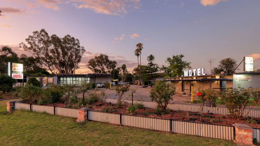 Rose City Motor Inn - Image 1