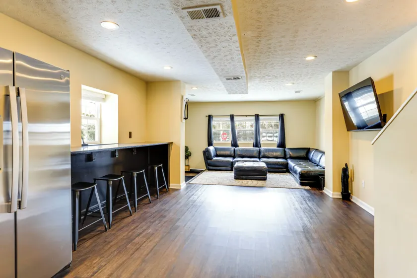 Townhome: Bunk Room for 6, Dry Bar Lounge Area - Image 1