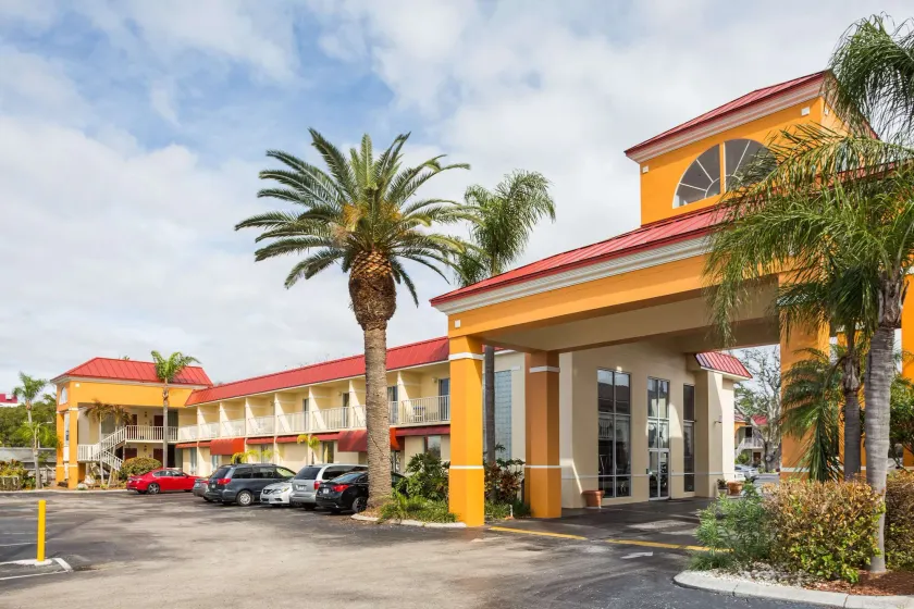 Days Inn & Suites by Wyndham Port Richey - Image 1