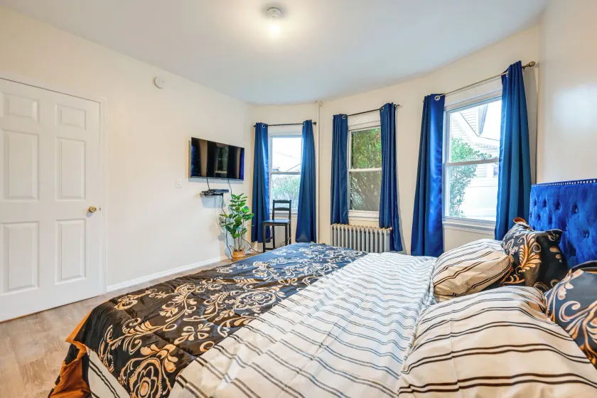 Charming Long Island Home w/ Fenced Yard! - Interni