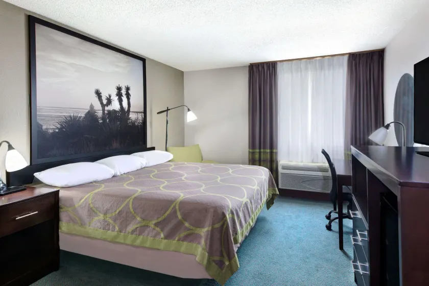 Super 8 by Wyndham Victoria/North/Mall Area - Image 1