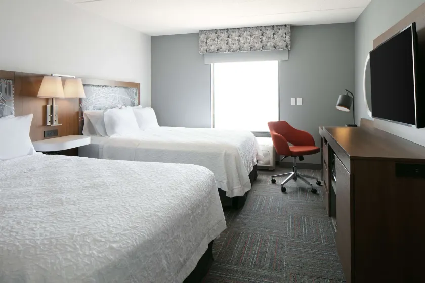 Hampton Inn Dubuque - Image 1