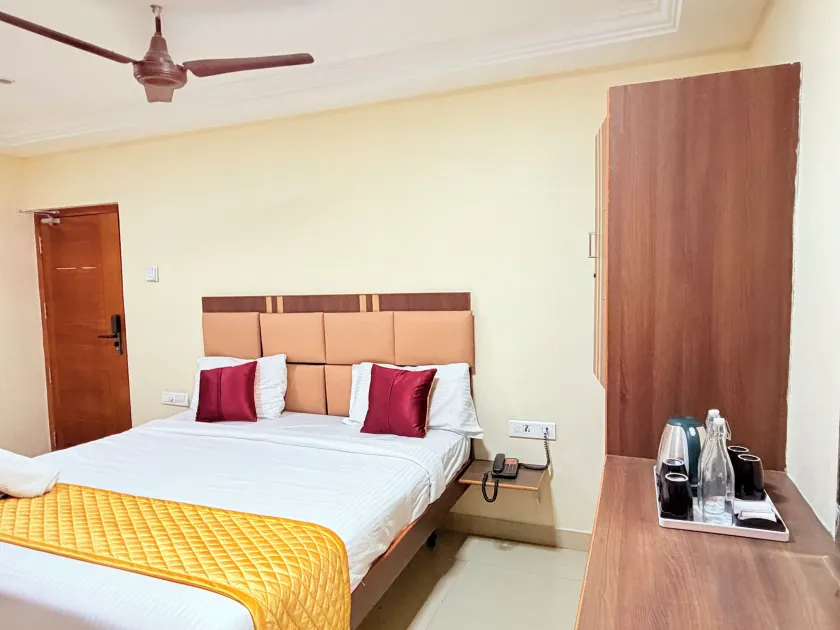 GSILVER SS HOTELS - BUSINESS CLASS ROOMS Near Tirupur Railway Station & Kadharpet - Rum