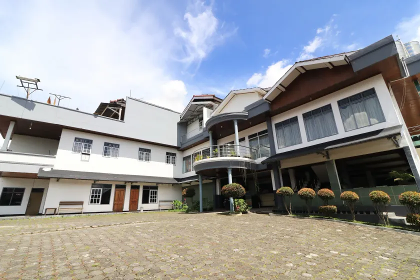 Abang Hotel Ciwidey - Image 1