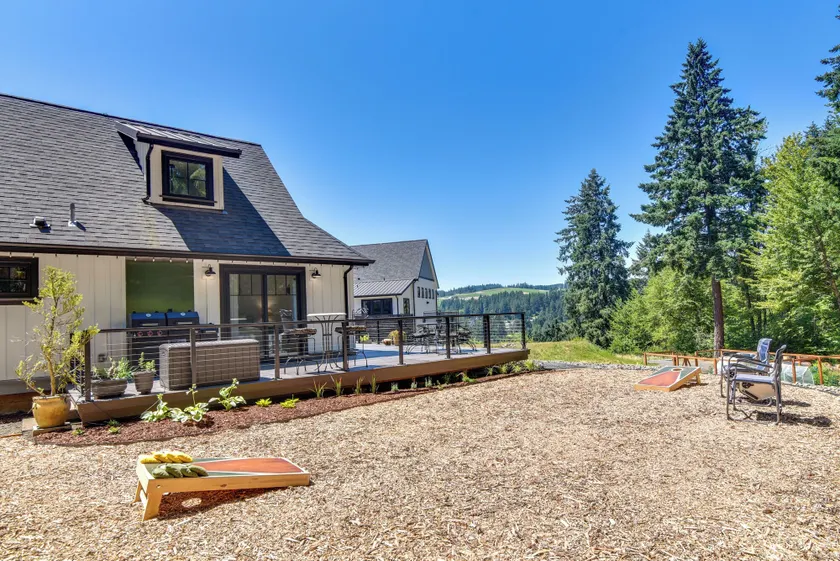 Oregon Wine Country Retreat: Sip & Dine Outside - Image 1
