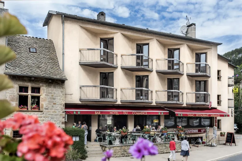Logis Hotel Restaurant Du Commerce - Image 1