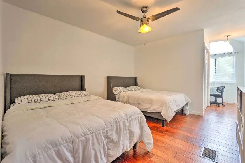 Updated Townhome w/ Deck ~ 12 Mi to Beaches! - Værelse