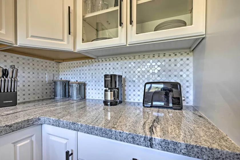 NEU! Hip Studio mit Whirlpool und Patio am Nacimiento-See - Innenbereich