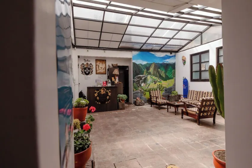 Yabar Hotel Plaza - Interior entrance