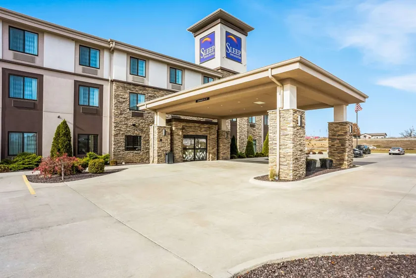 Sleep Inn & Suites Hannibal West - Image 1