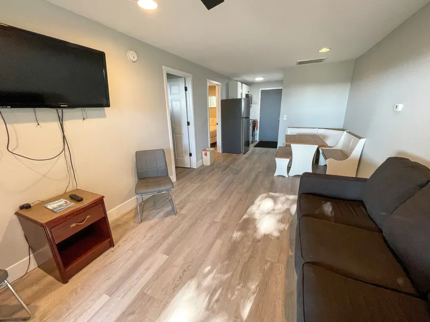 Lake Bluff Inn and Suites - Image 1