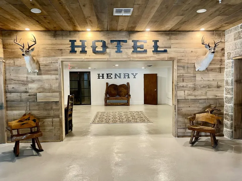 Hotel Henry Cafe and Bar - Image 1