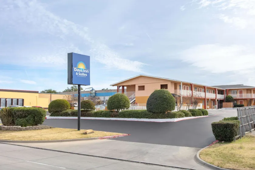 Days Inn & Suites by Wyndham Arlington Near Six Flags - Image 1