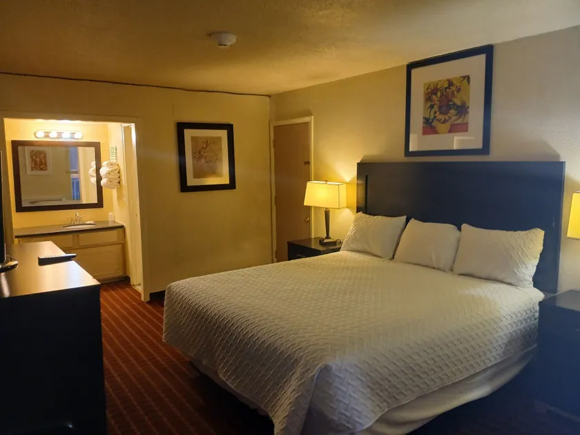 Xpress Inn & Suites - Image 1