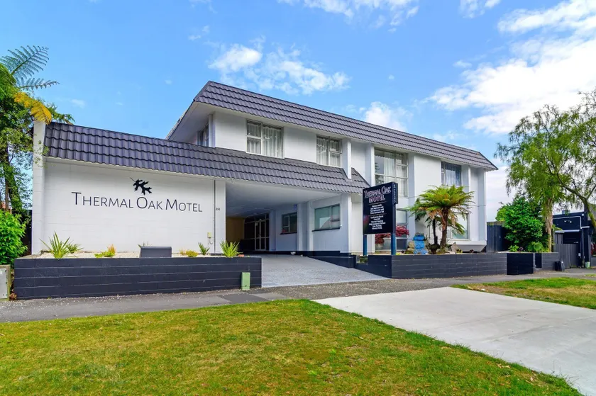 Thermal Oak Motel - Image 1