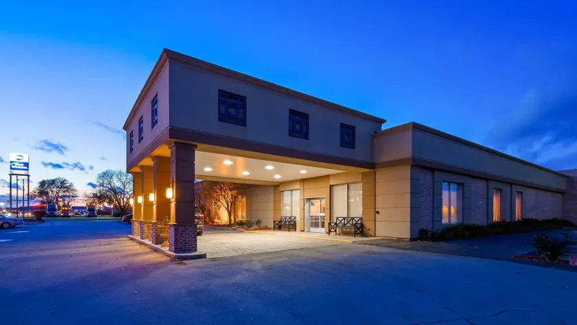 Best Western Crossroads of the Bluffs - Image 1