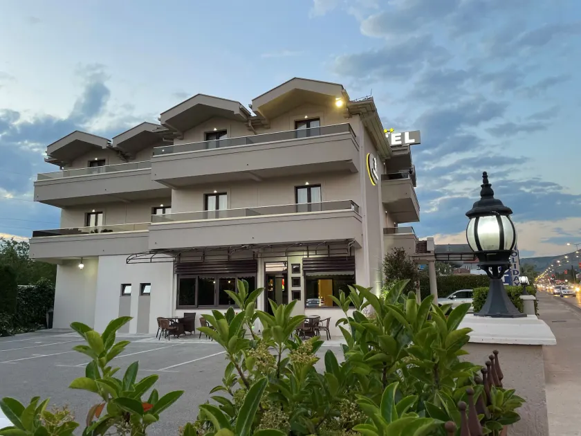 Hotel Holiday - Image 1