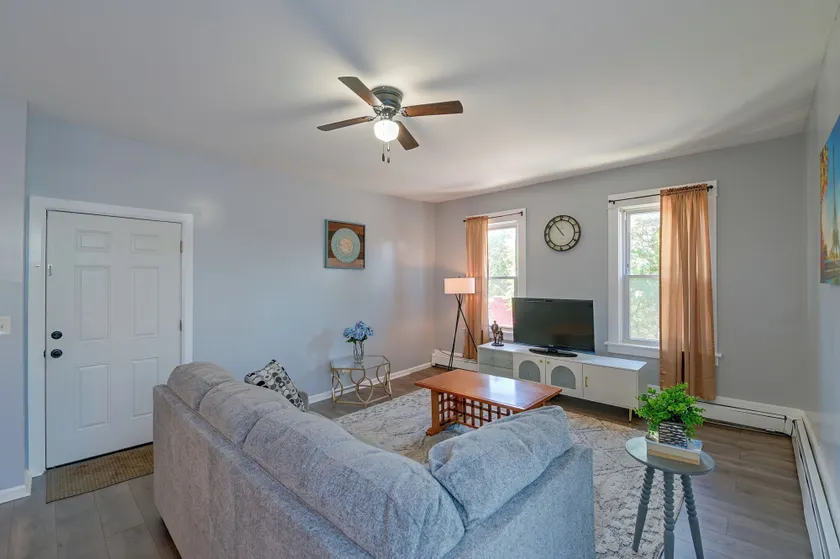 Spacious Troy Unit Near Dtwn Shops & Dining - Image 1