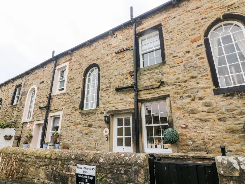 Town Cottage - Image 1